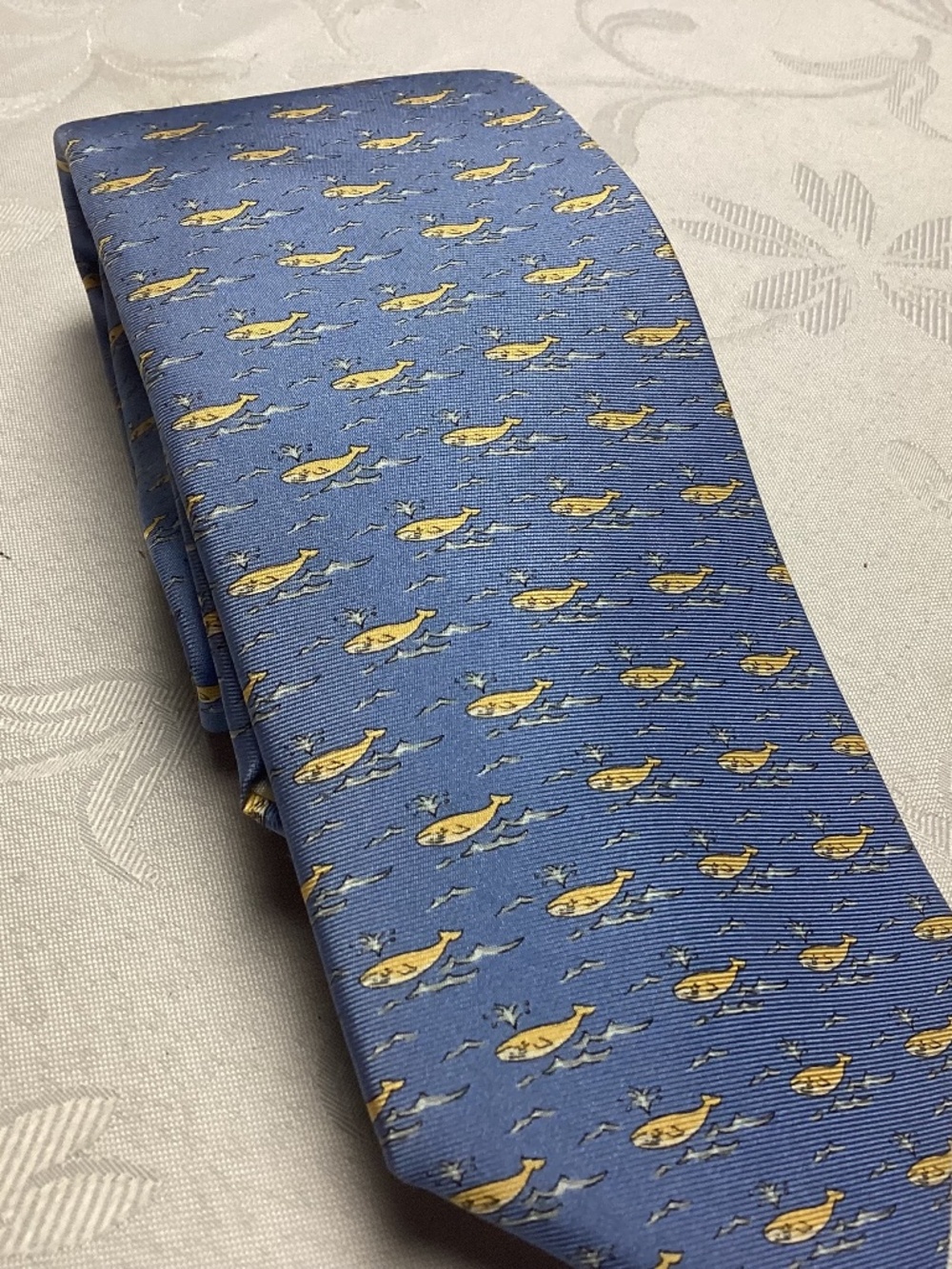 BROOKS BROTHERS. WHALE SPOUTING.  Print 100%‎ Silk Necktie